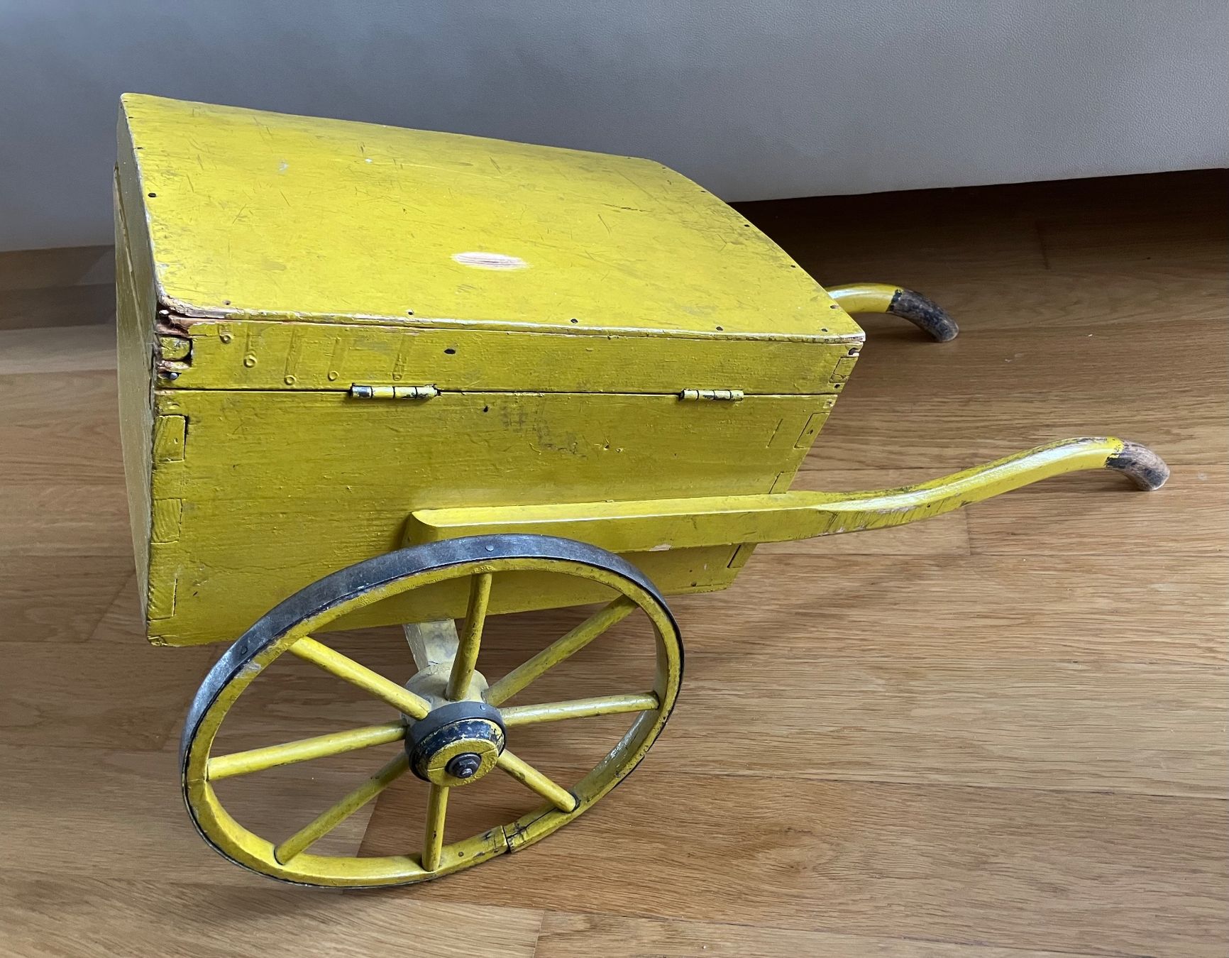 Giocattoli: Antiker gelber Post Handwagen aus Holz – Usato da Zürich venduto da Kue_Zuerich 3