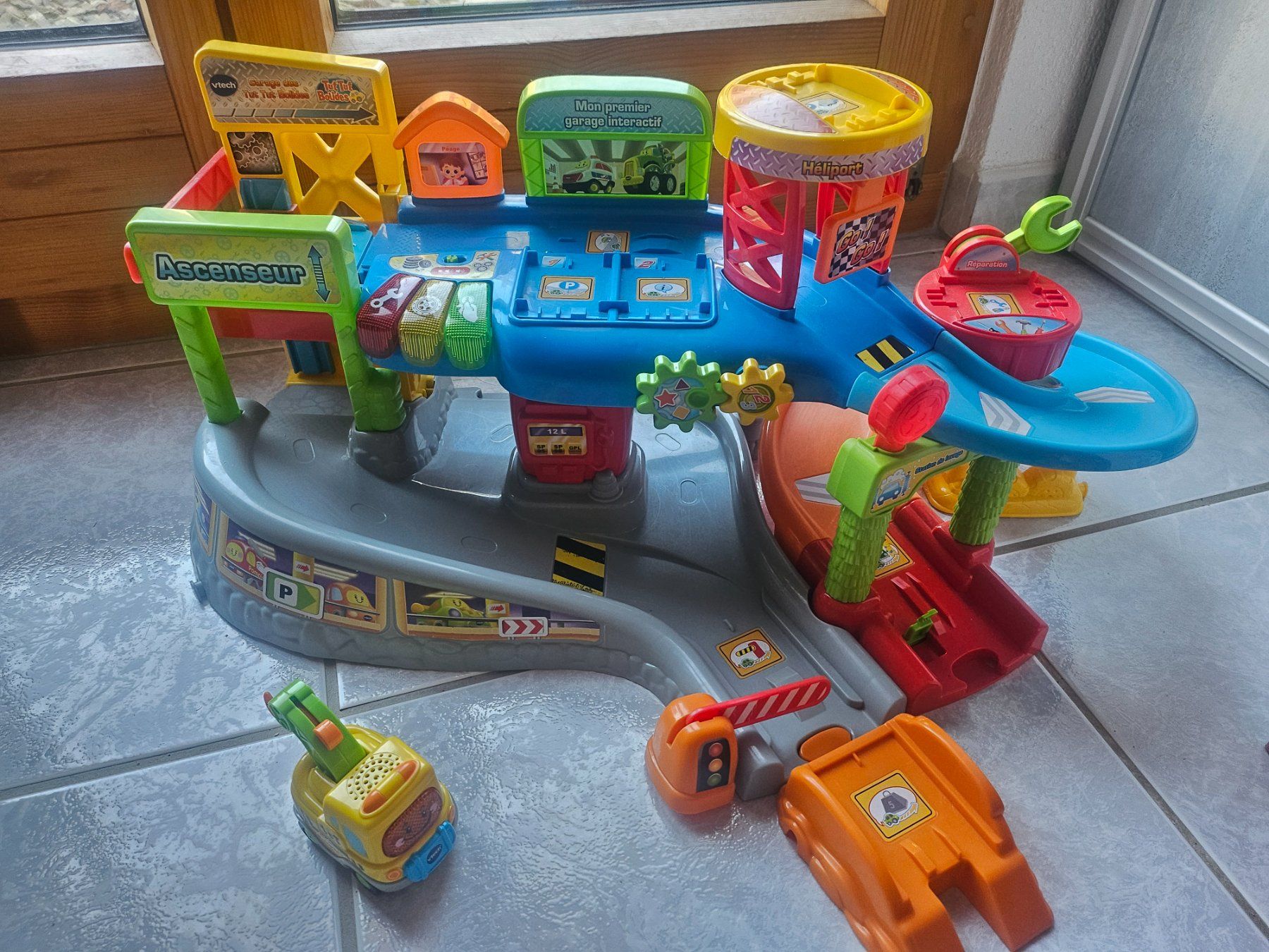 Vtech Spielzeuge: Garage tut tut bolide – Gebraucht aus Miécourt von Clochette23