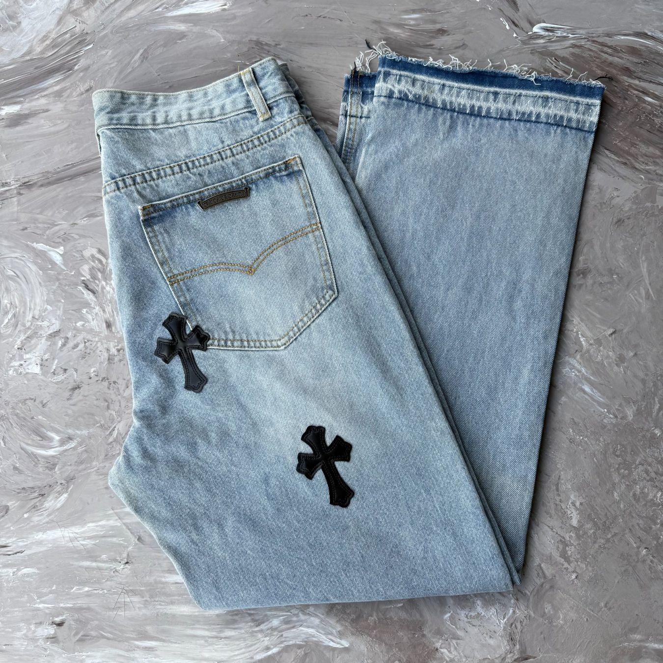 Jeans: Jean droit bleu clair patchs croix noires – Usato da Thônex venduto da Suisse.Shopping