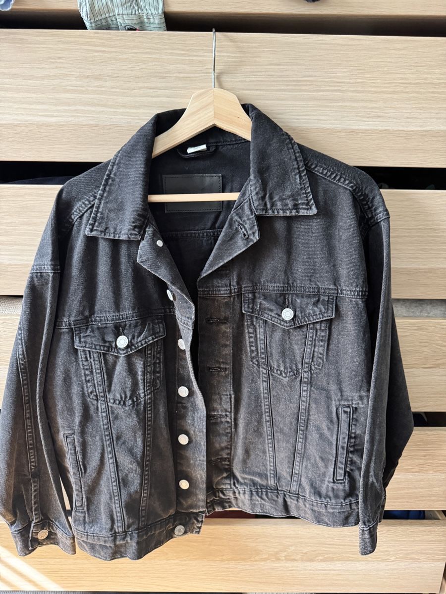 H&M Giacche: H&M Dark grey oversized denim jacket XS – Usato da Zürich venduto da Lovelyperfumes