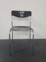 Lot de 19 chaises empilables  métal chromé  plastique noir