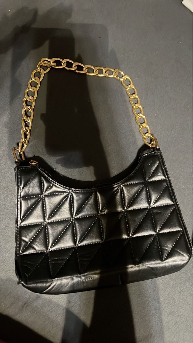 Taschen für Damen: Schwarze Tasche mit goldener Kette – Neu (gemäss Beschreibung) aus Altwis von ern.nez