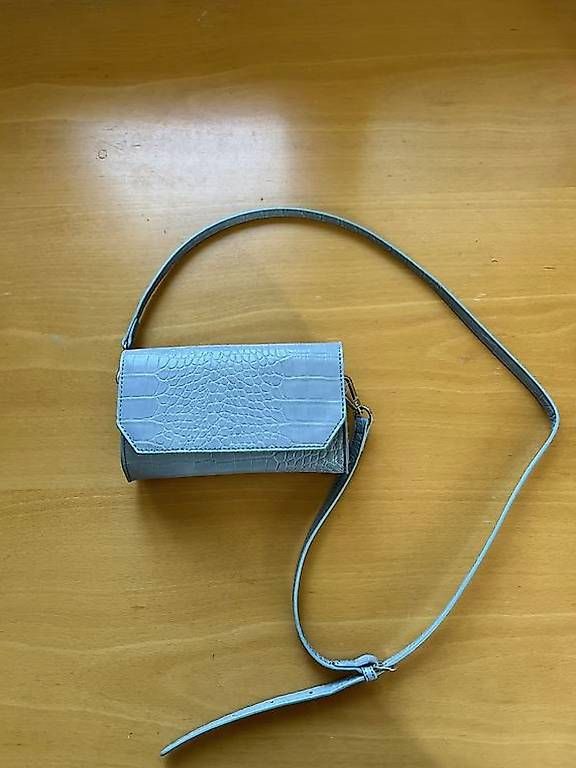 Taschen für Damen: HELLBLAUE UMHÄNGETASCHE MIT KROKO-MUSTER – Gebraucht aus Maur von tab_z9rh