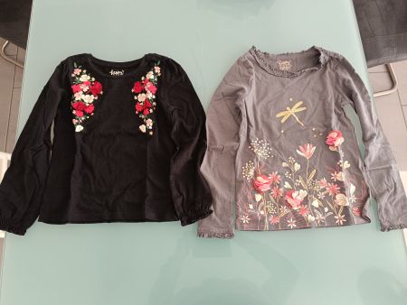 2 Neue, elegant Langarmshirts 122 mit Verzierungen