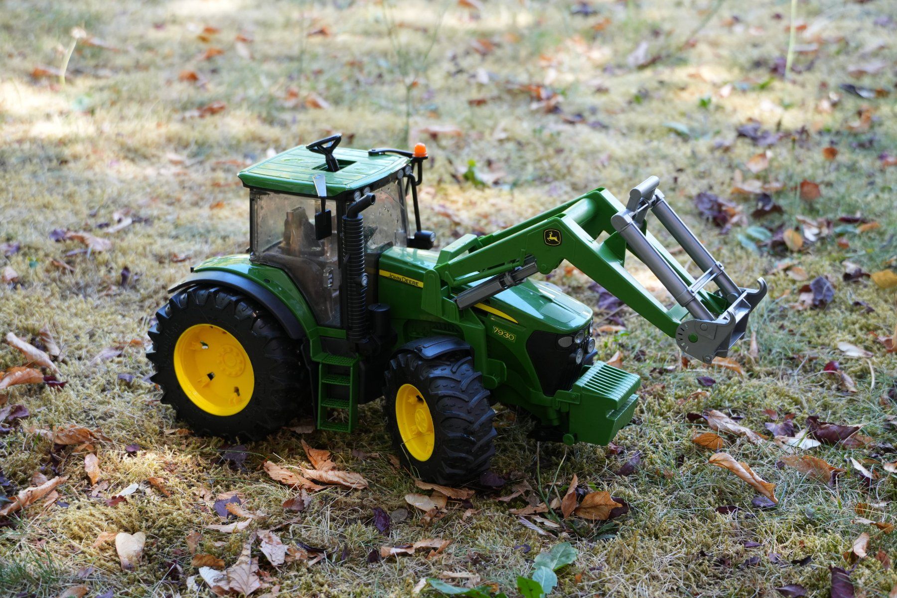 Bruder Giocattoli: Bruder John Deere Traktor mit Zubehör – Usato da Murten venduto da K.Luethi 3