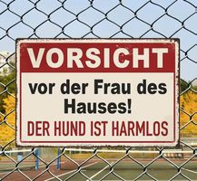 Schild Vorsicht vor der Frau des Hauses Der Hund ist harmlos