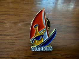 Orangina Pin Windsurfer Motiv gebraucht guter Zustand