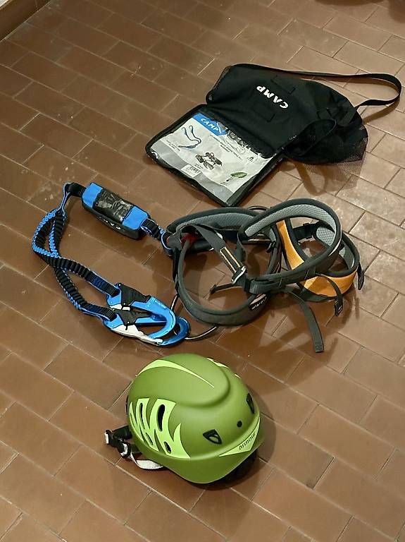 Pareti & prese d'arrampicata: Kit Ferrata CAMP completo  Casco, Imbrago e Set Ferrata – Usato da Lugano venduto da mat_hv7w