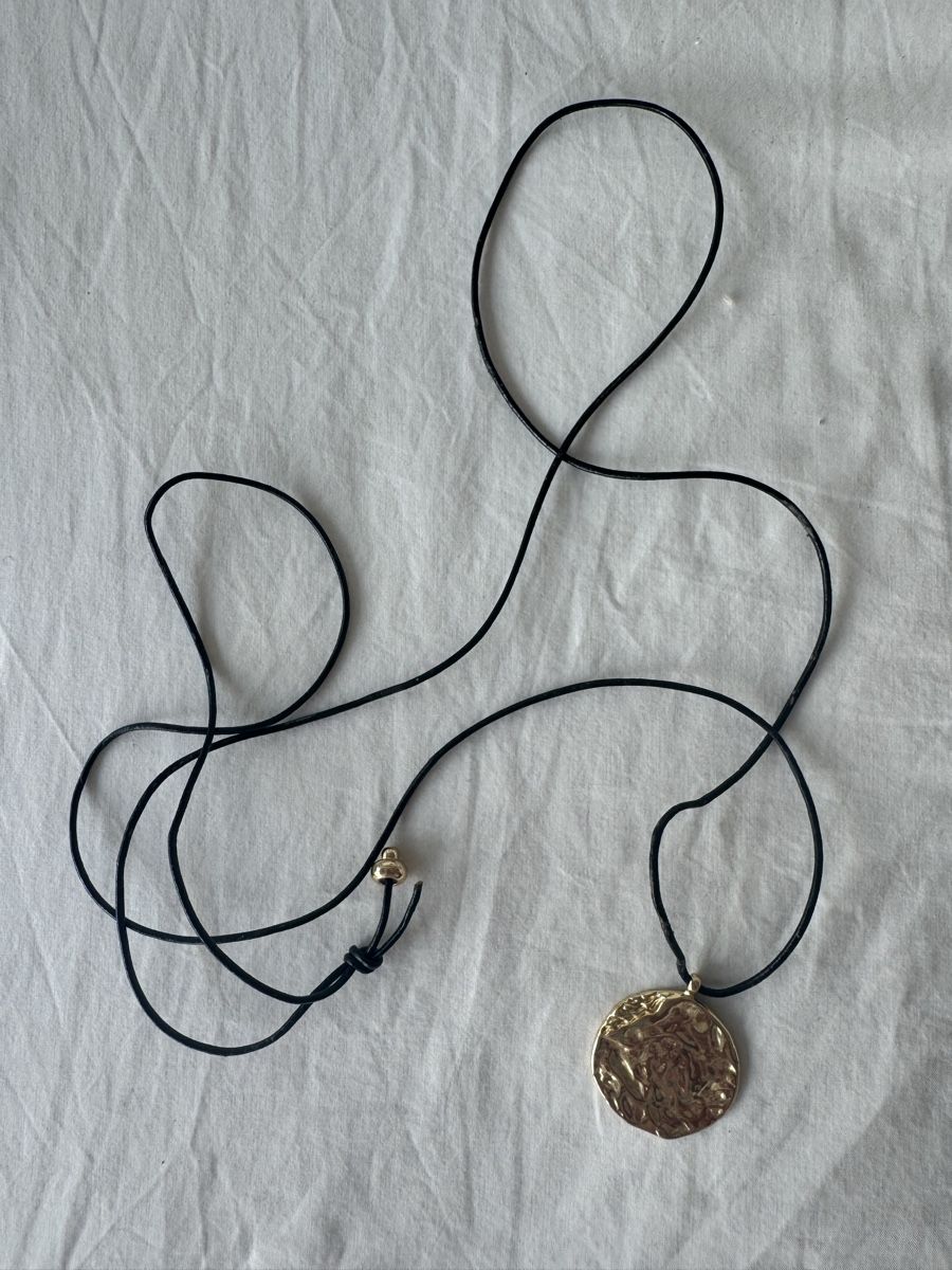 Massimo Dutti Catenine: Massimo Dutti Collier pendentif doré artisanal cordon cuir – Usato da Genève venduto da lejardindesvetements