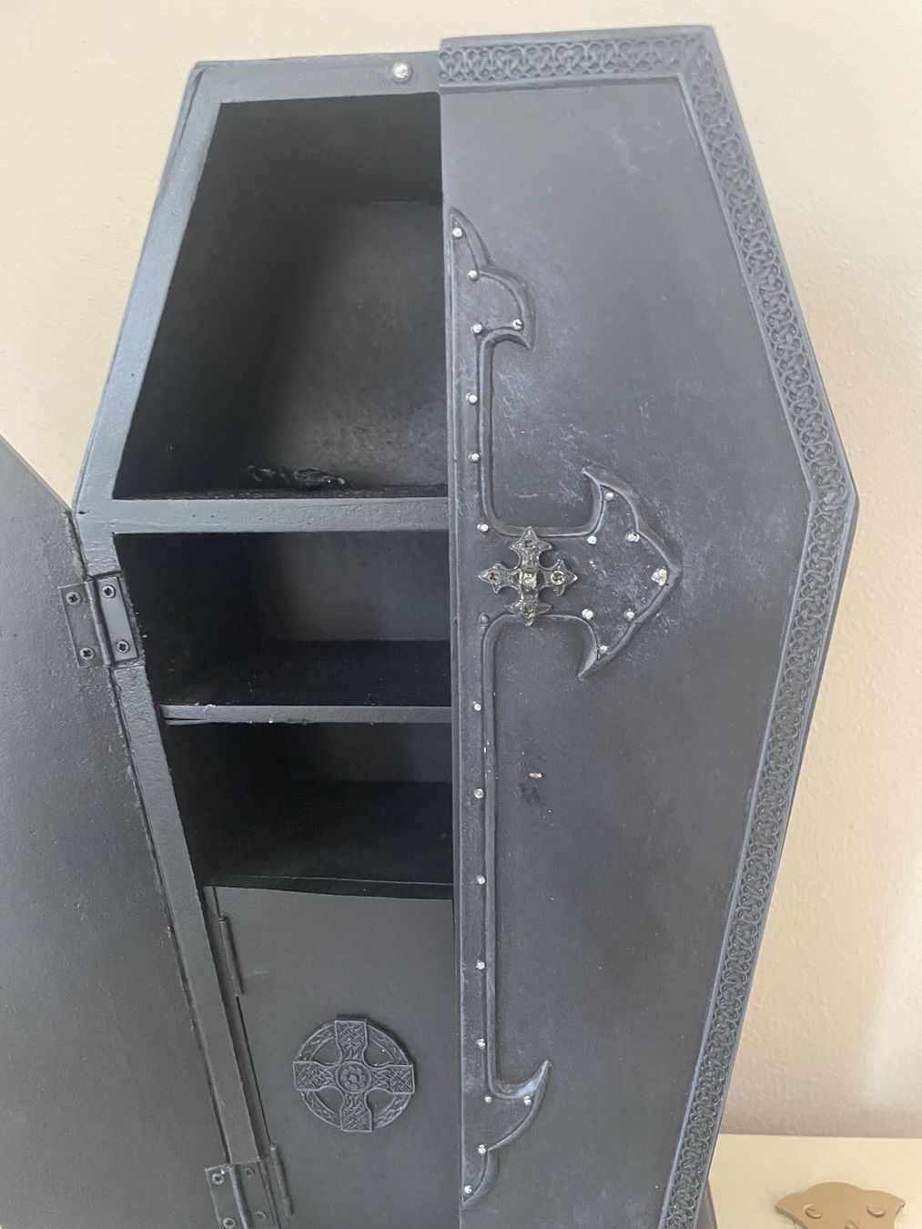 Armadi: Handgemachter Sargschrank – Usato da Minusio venduto da Pink222