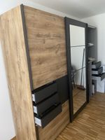 Kleiderschrank mit Bett und Nachttisch