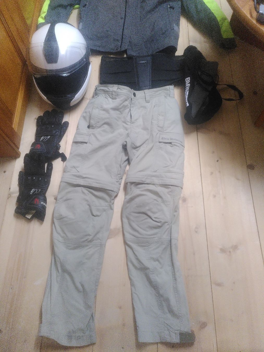 BMW Lotti di vestiti: BMW NeonShell taille 52 , pantalon Summer 3, System 6 EVO – Usato da Le Sépey venduto da Ventach 1