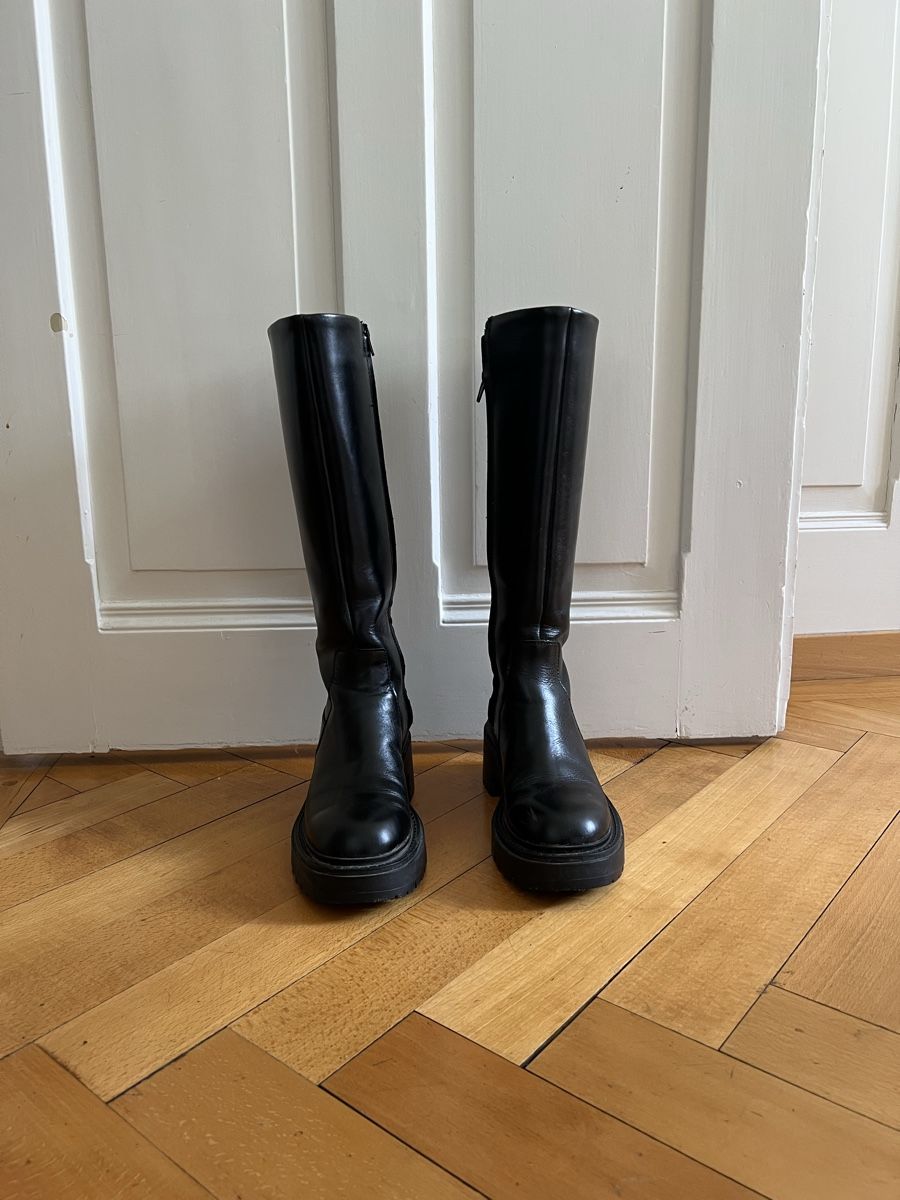 Zara Scarpe da donna: Kniehohe Lederstiefel mit Profil – Usato da Luzern venduto da Soeuv 2