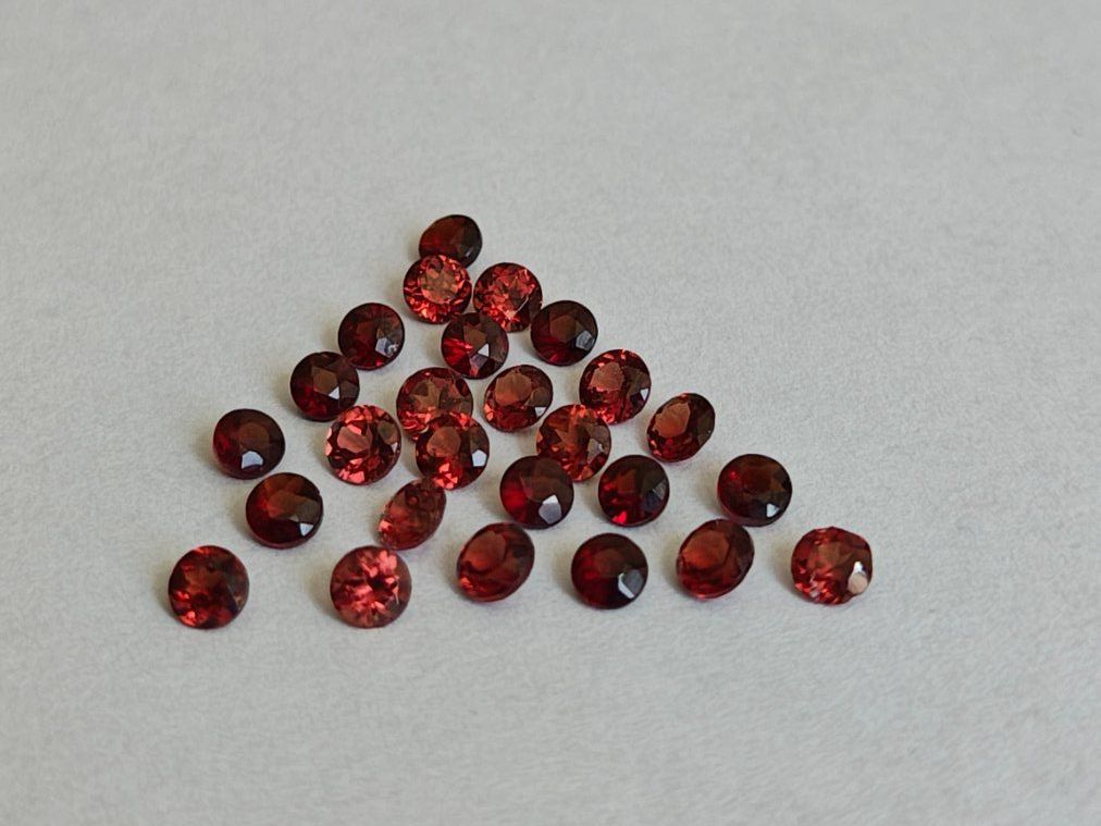 Pietre preziose: Grenats Almandin AAA 3 mm / 0.13 ct pièce – Nuovo (secondo la descrizione) da La Chaux-de-Fonds venduto da j-aime-les-gemmes 1