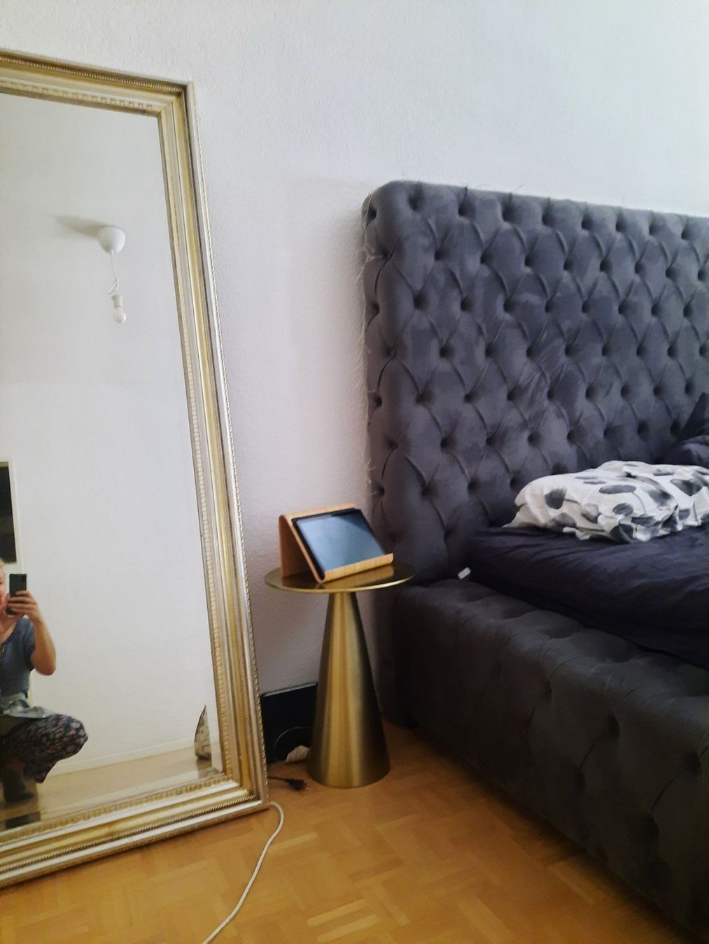 Lits: Bett mit gestepptem Kopfteil grau Grösse 180x200 cm – D'occasion à Basel par mil_7yhf 1
