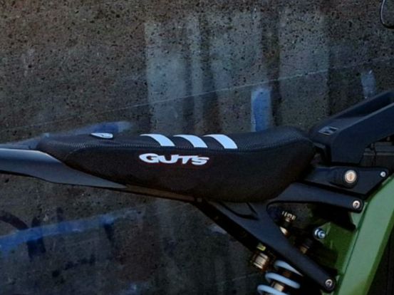 Sur-Ron Tutti i ricambio per moto: Guts Sitzbankbezug Surron Light Bee – Nuovo (secondo la descrizione) da Uster venduto da capmar 2