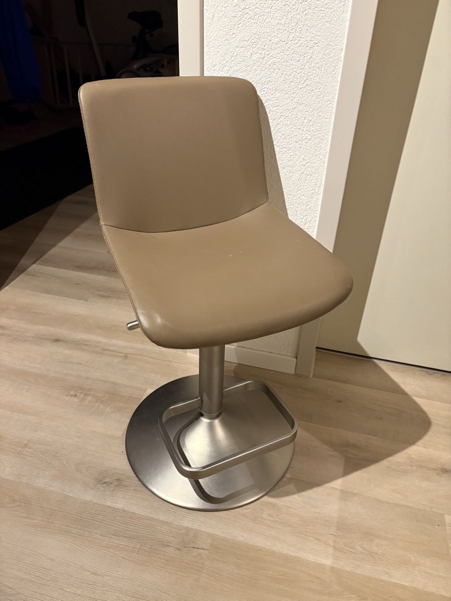 Hocker: Modern 2x Adjustable Bar Stools - Excellent Condition! – Gebraucht aus Liestal von perlacarrillo 2