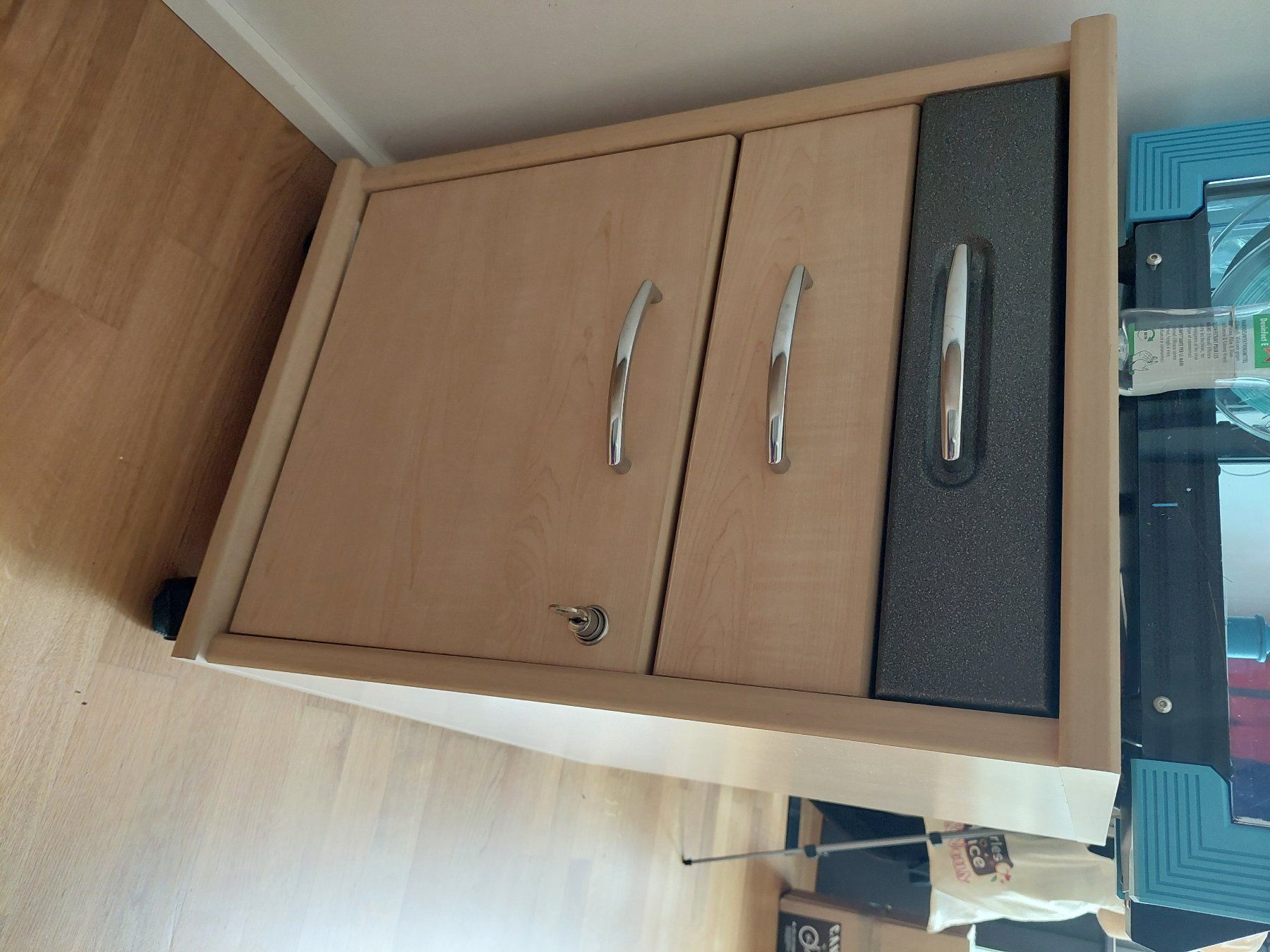 Schreibtische: Demontierter Schreibtisch mit optionalem Rollcontainer – Gebraucht aus Turgi von lor_m5pb 3