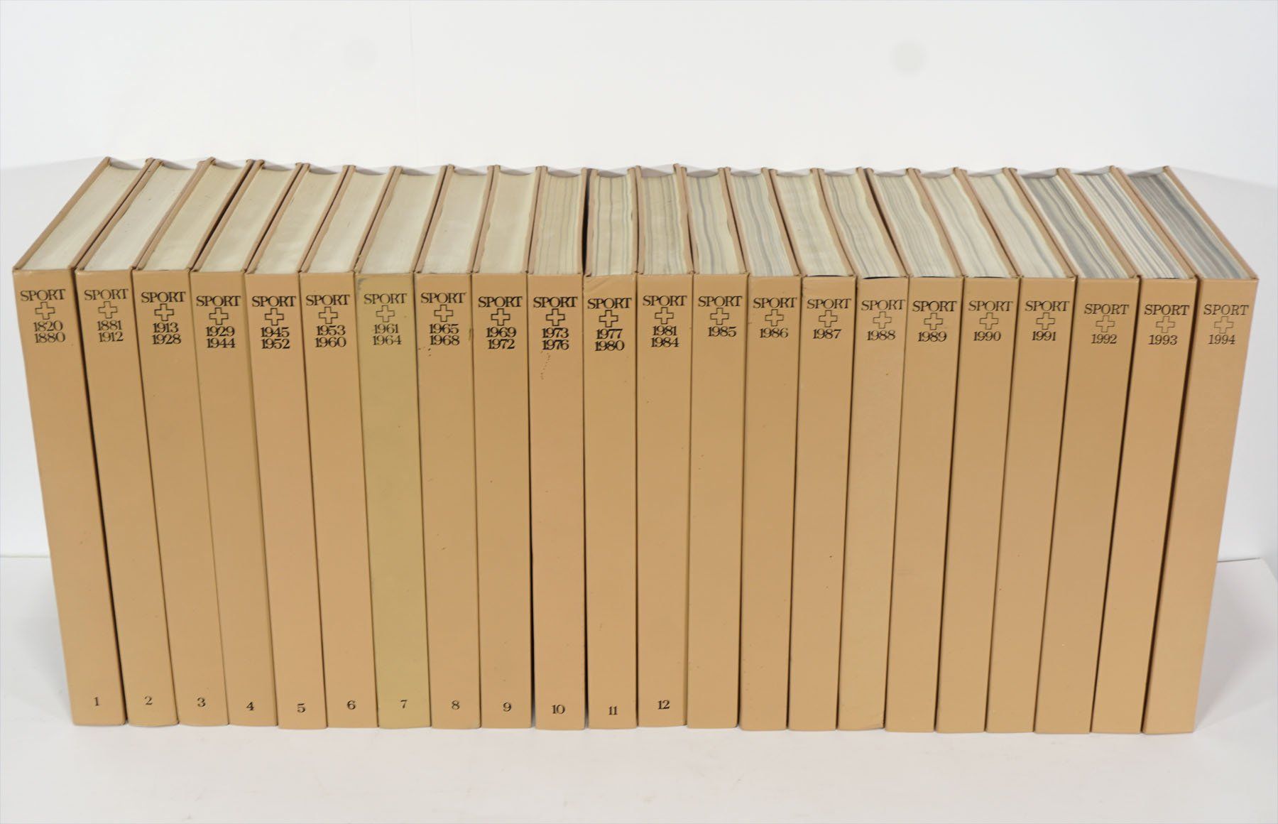 Libri: 22 Bände Sport Schweiz 1820-1994 – Usato da Meggen venduto da Brockitare