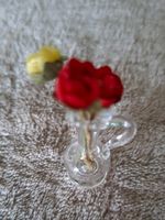 Herziges Väseli aus Glas mit Blumen fürs Puppenhaus