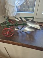 Modellpflug landwirtschaftliches Gerät grün rot Metall