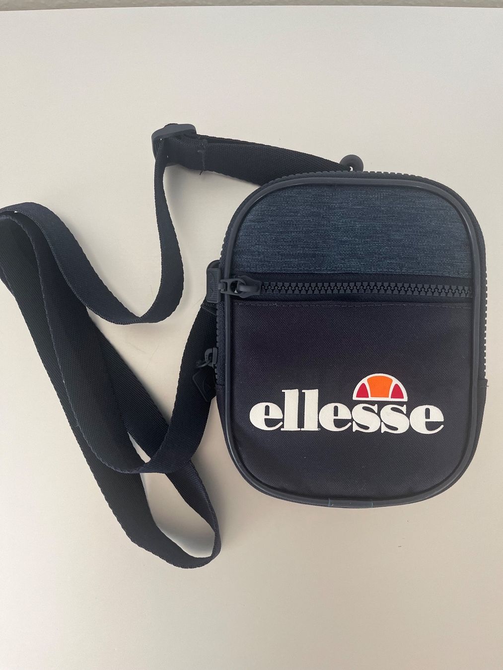 Ellesse Taschen: Elesse Umhängetasche – Gebraucht aus St. Gallen von Nickat