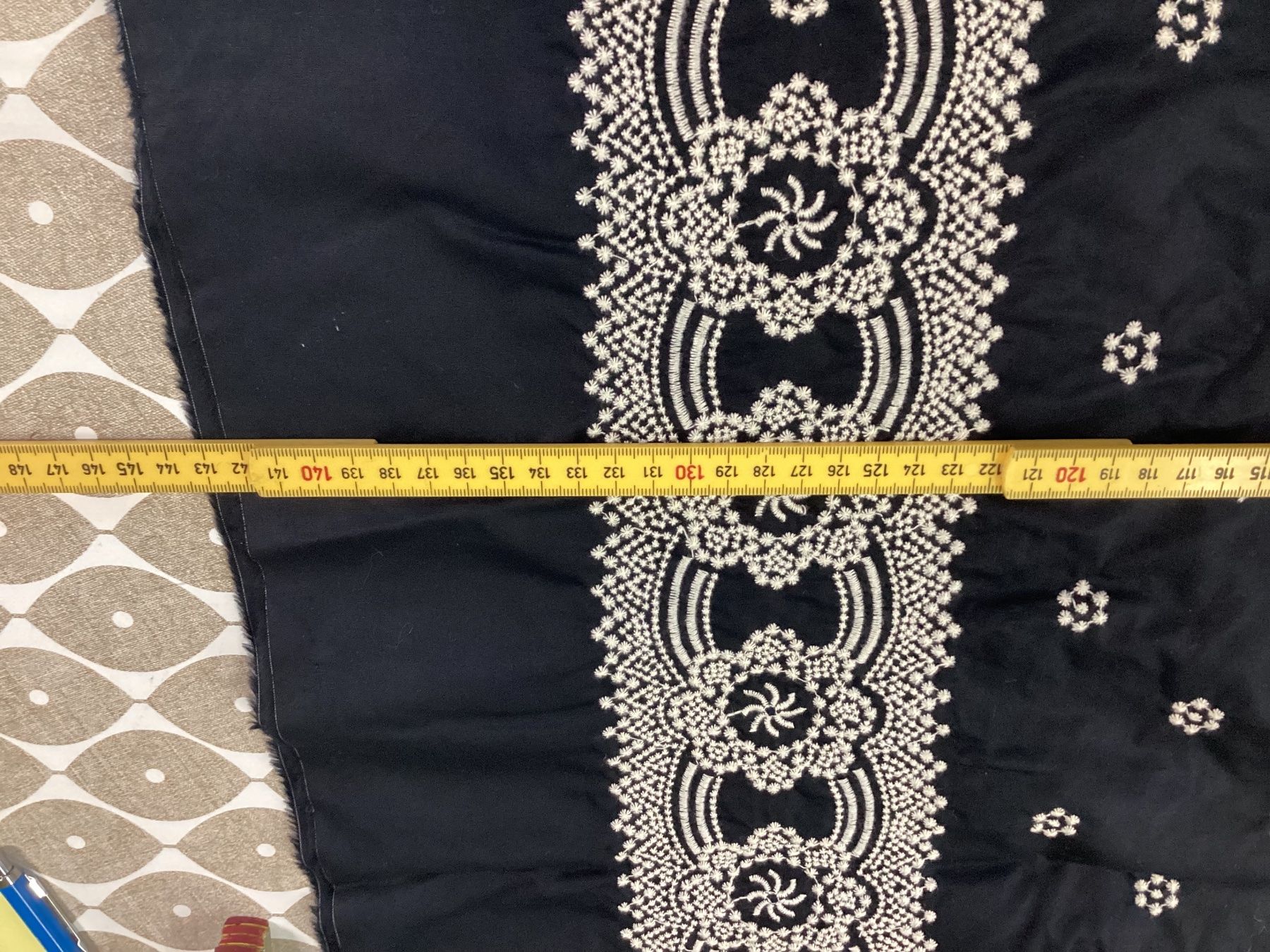 Tissus: Kleiderstoff mit Stickbordüre – D'occasion à Zürich par orella79 1