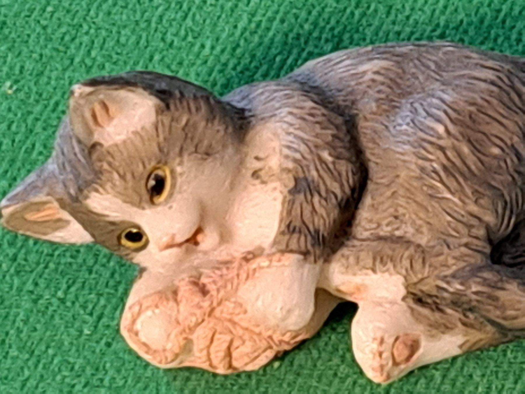 Figurines: Kleine Katze Liegend , 8x4cm – D'occasion à Spiez par Pistach99 1