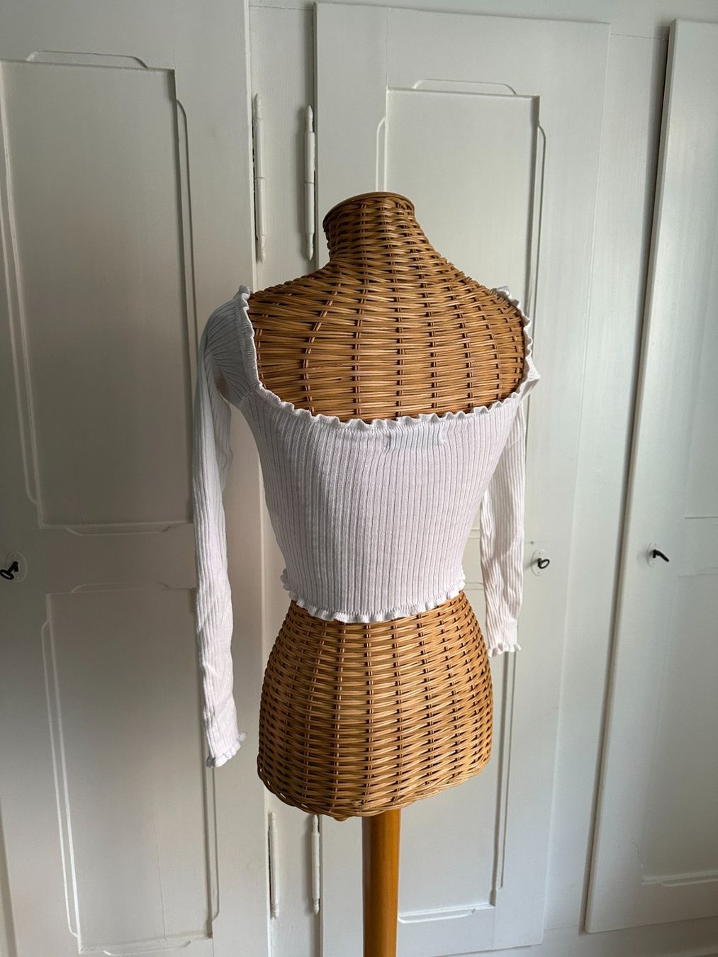 T-shirts: FISHBONE - cropped Langarmshirt weiss XXS – D'occasion à Zürich par Diazaio 2