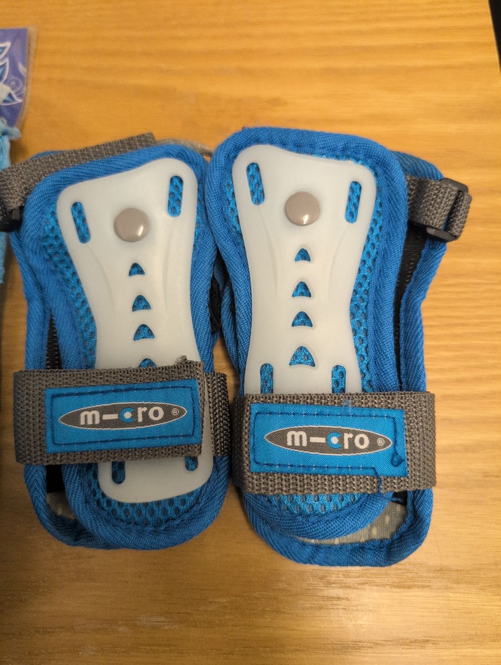 Schutz & Schoner: MICRO Protektoren-Set 6-teilig – Blau/Weiss – Gebraucht aus Wetzikon ZH von Finafets 1