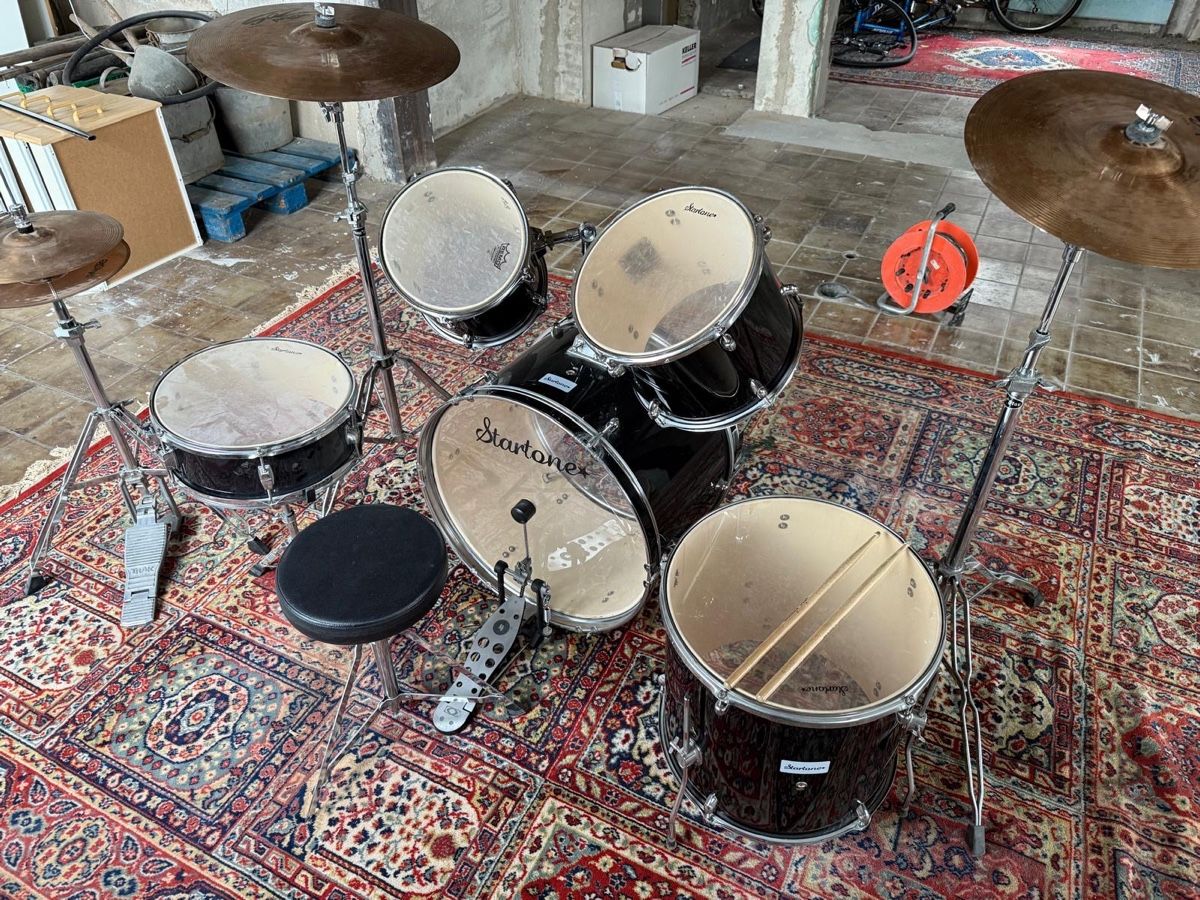 Strumenti musicali: Schlagzeug  – Difettoso da Buchs AG venduto da davide006