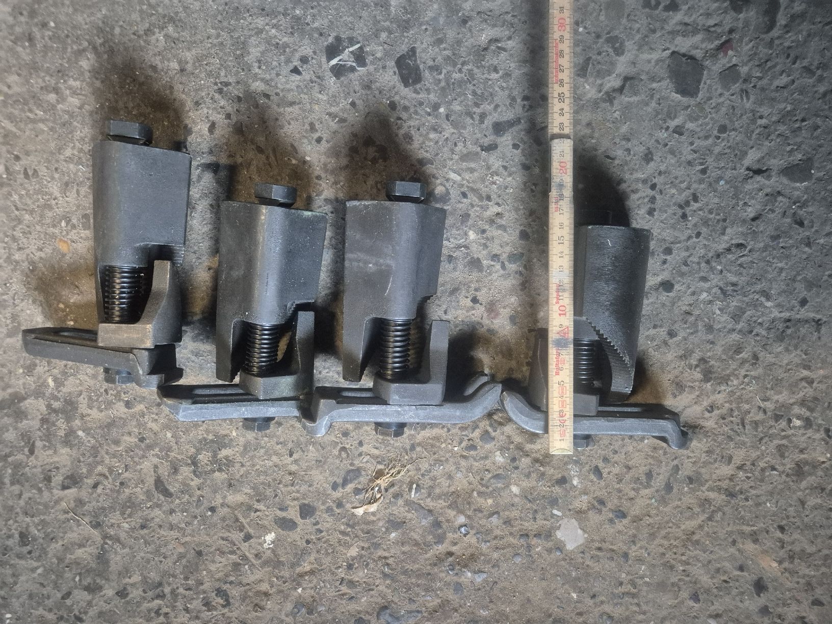 Tutti gli attrezzi: Spannvorrichtungen, Verriegelung - Set – Usato da Röthenbach i. E. venduto da 3538ScaniaR420 3