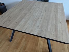 Moderner Holztisch aus spanischem Holz mit Metallbeinen