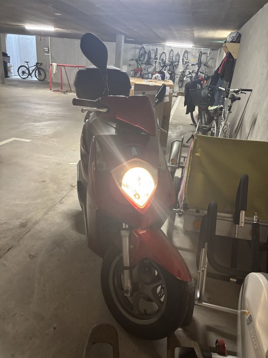 Honda Scooters: Honda Dylan 125 Roller rot – Defekt aus Pfäffikon ZH von mis_r5tc 1