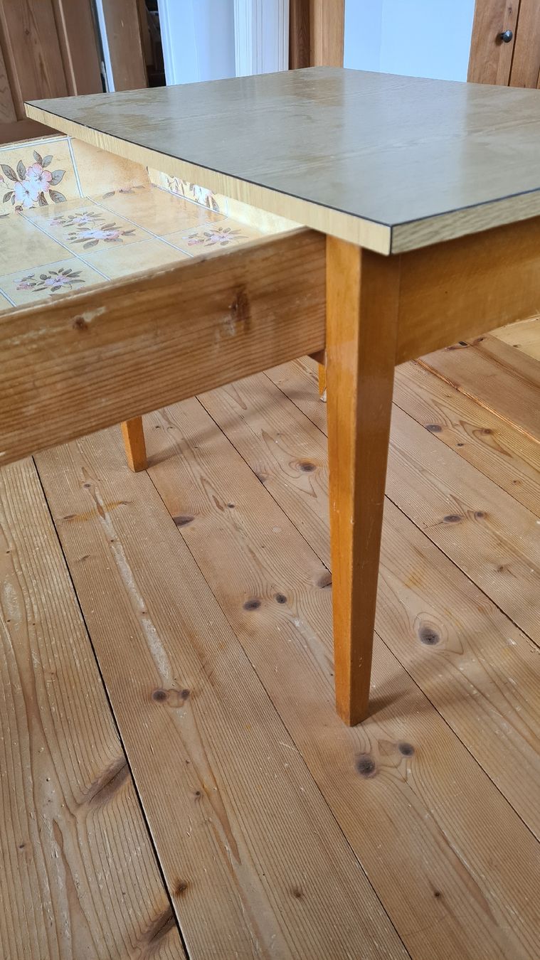 Set di tavolo e panche: Kindertisch mit Stuhl – Usato da Wald ZH venduto da Imlac 2