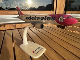 Edelweiss Air Airbus A320-200 – Flugzeugmodell mit Standfuss
