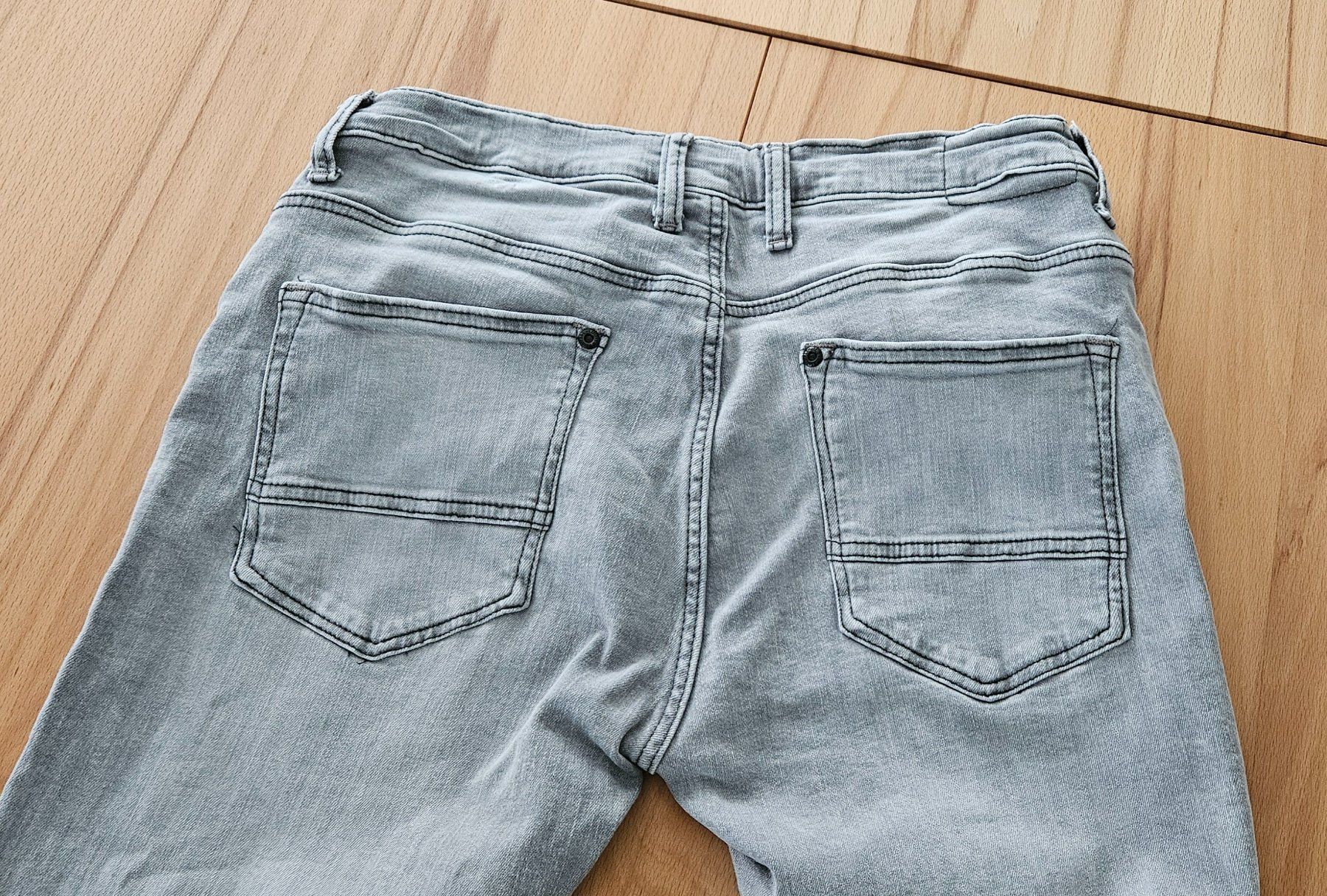C&A Pantaloni: Graue Jeans - Top Zustand, Grösse 170 – Usato da Aadorf venduto da Speco69 1
