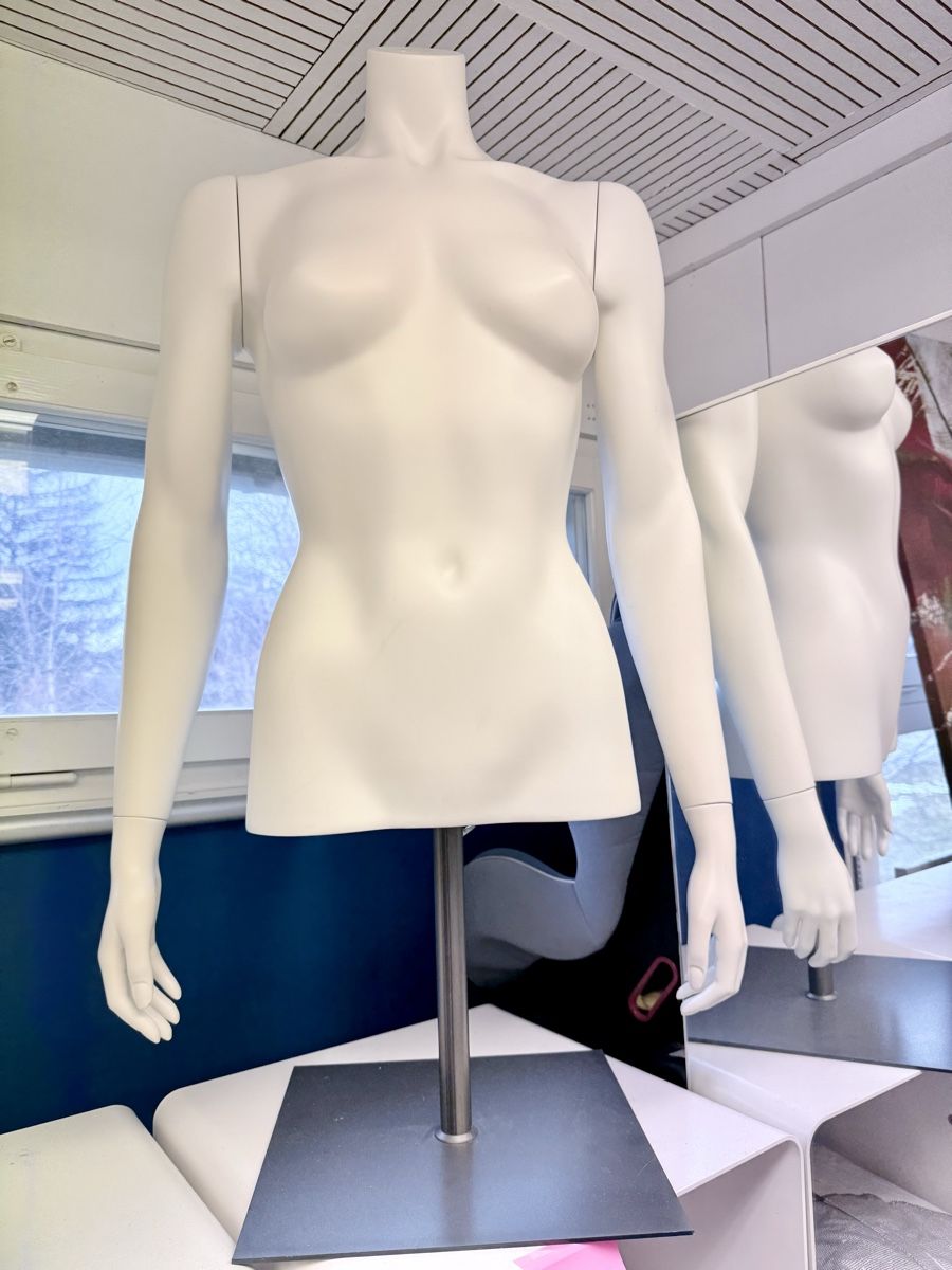 Altro in Decorazioni & Accessori: Schaufenster Puppe Torso Damen – Usato da Unterterzen venduto da madstruga 1