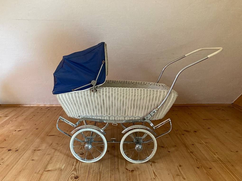 Carrozzine per bambole: Alter klassischer Kinderwagen – Usato da Mettmenstetten venduto da PRHX