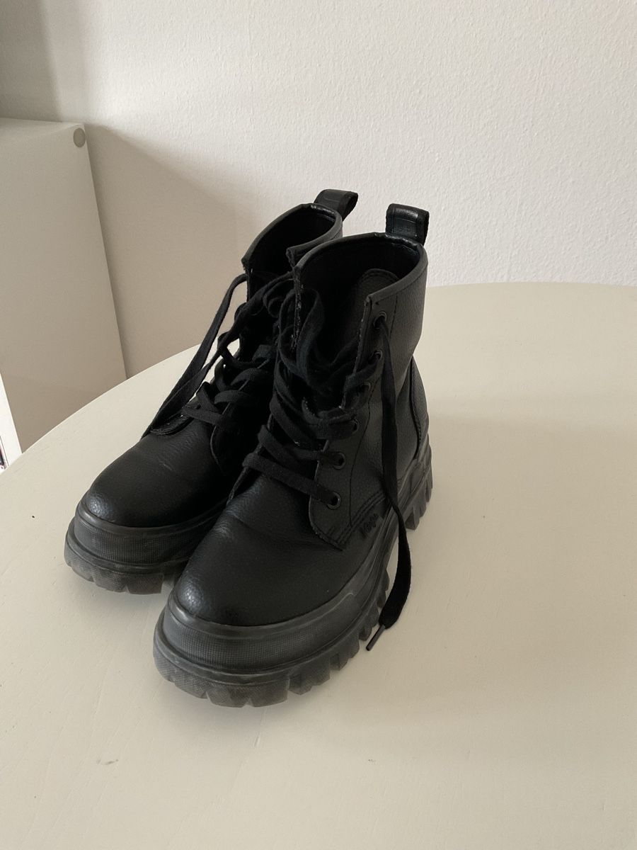 Buffalo Damenschuhe: Buffalo Schnürstiefel schwarz – Gebraucht aus Wünnewil von jani.ch