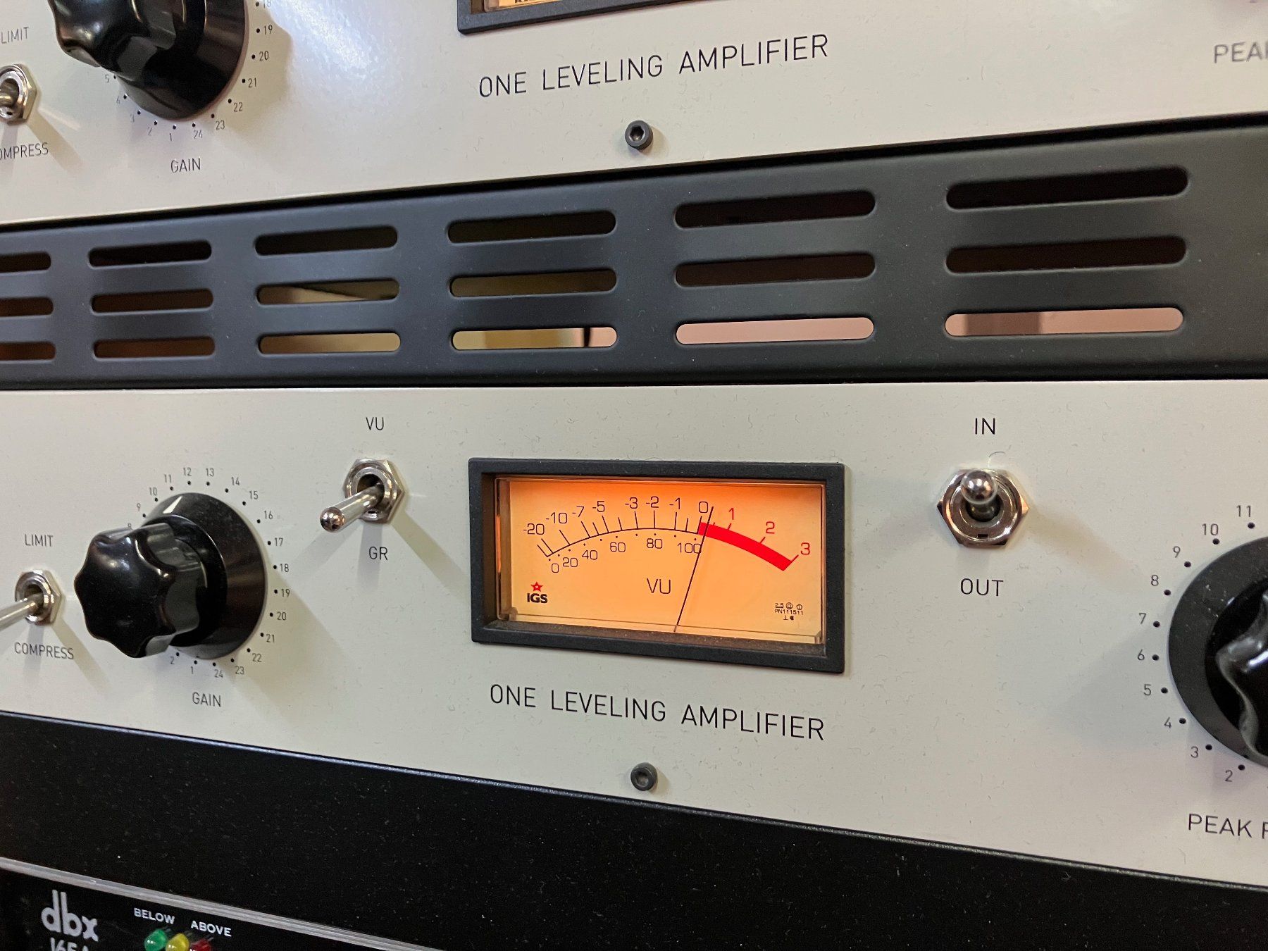 Strumenti musicali: IGS ONE Leveling Röhrenkompressor (Teletronix LA-2A) – Usato da Luzern venduto da Cosmonaut 2