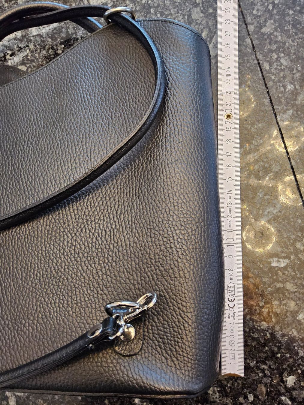 Sacs femmes: Schwarze Ledertasche und/oder Rucksack – D'occasion à Kaiseraugst par saladinpa 3
