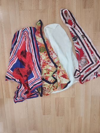 Lot de 4 foulards  soie divers motifs accessoires 