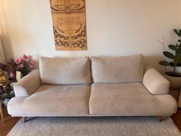 Grosses beiges Sofa / 2–3 Sitzer – sehr bequem