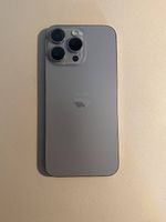 iPhone 15 Pro Max mit 5 Handyhüllen