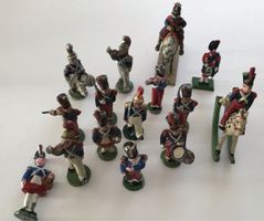 Lot de 13 + 2 figurines soldats en métal Quiralu