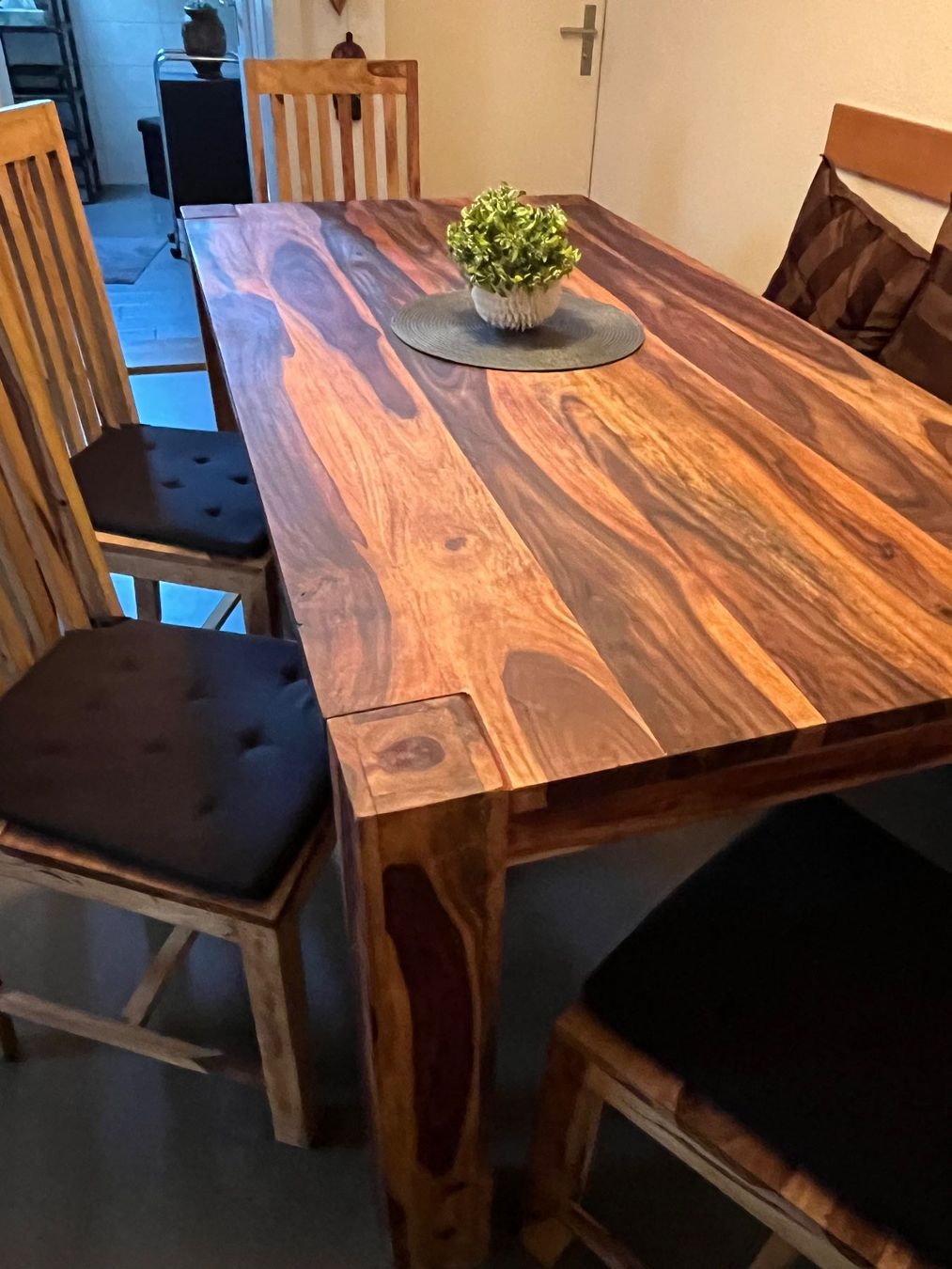 Set di tavolo e panche: Esstisch Design mit 4 Stühlen und einer Sitzbank – Usato da Weisslingen venduto da Eniclote 2