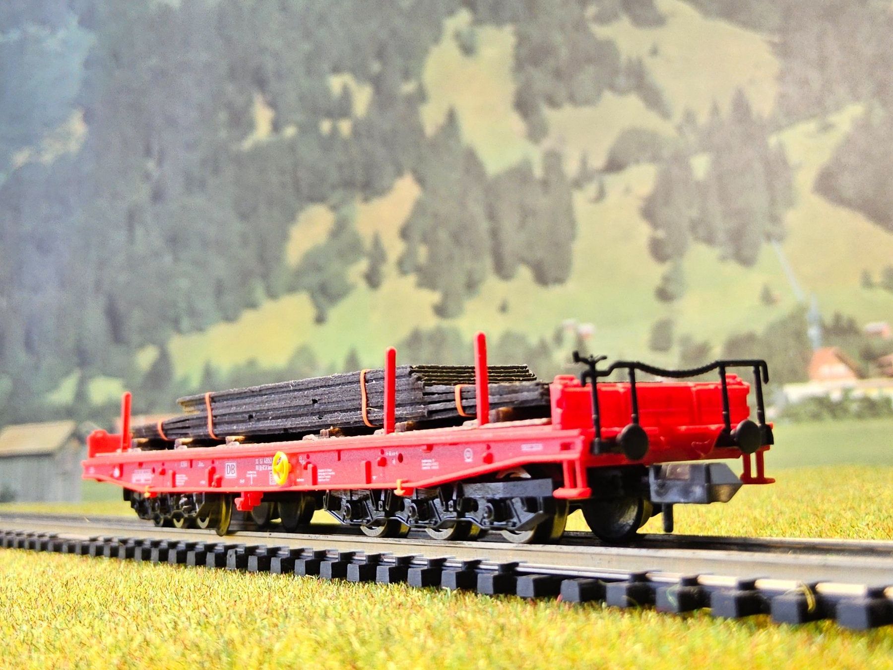 Fleischmann Modellini di ferrovie: Fleischmann 845509 __ Schwerlastwagen Samms mit Stahlblech – Usato da Uerikon venduto da Airport68