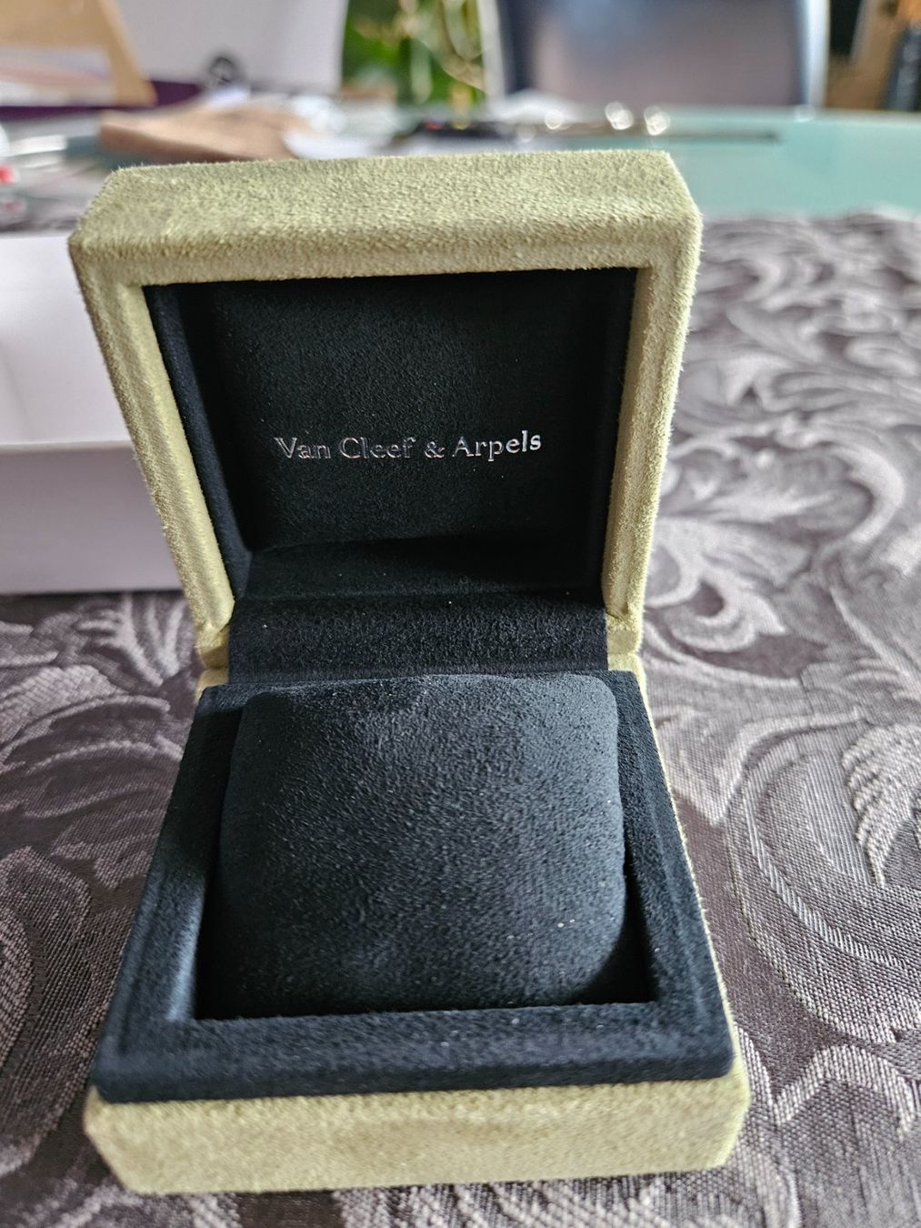 Altro in Decorazioni & Accessori: Van Cleef Arpels Schmuck Böxli aus feinstem Wildleder – Usato da Chêne-Bourg venduto da jarry1 2