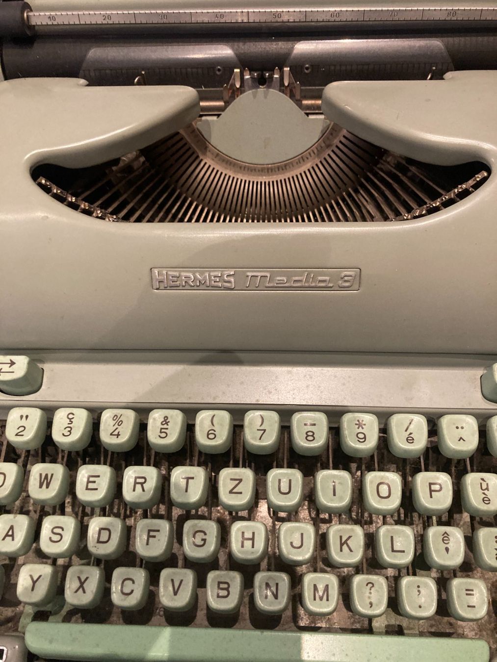 Hermès Macchine da scrivere: Machine à écrire d'époque HERMES – Usato da Lausanne venduto da mic_95f9 1